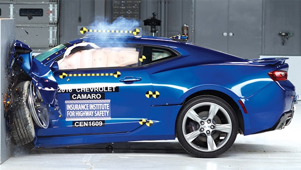 Camaro e Mustang ficam devendo em crash test