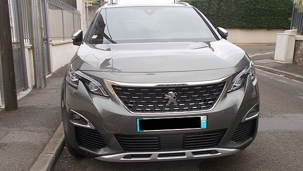 Peugeot 5008 é fotografado na rua antes da estreia