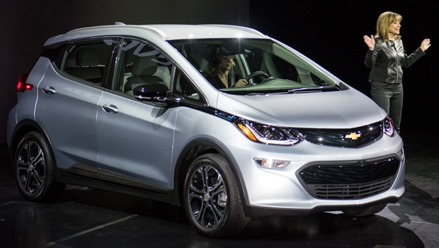 Elétrico Chevrolet Bolt surge dando canelada na Tesla