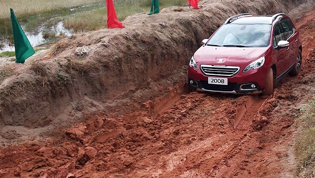 Peugeot 2008 na lama