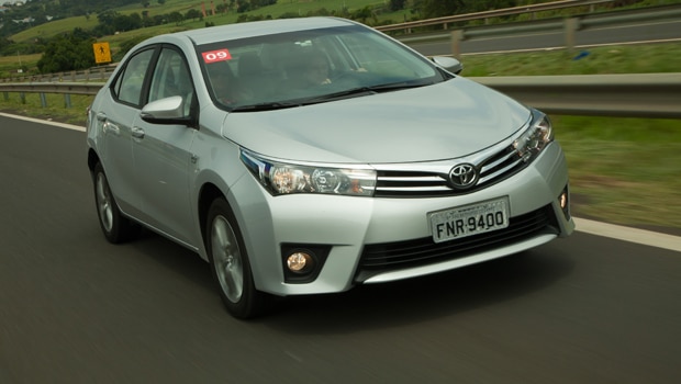 Corolla vende o dobro do Civic em abril, mostra Fenabrave