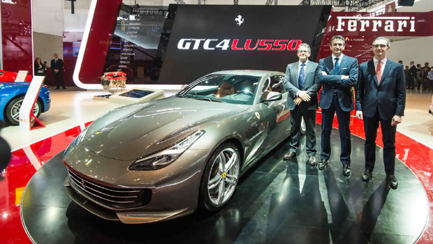 Ferrari lança GTC4Lusso em salão na China