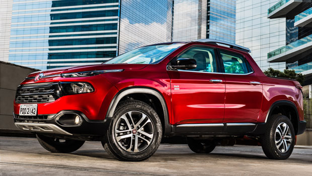 Fiat Toro Volcano vai bem na pista e na trilha