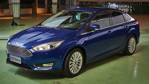 Dois pilotos e um Ford Focus Fastback em Mônaco e Noruega