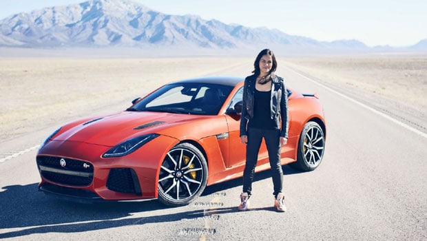 atriz-de-velozes-e-furiosos-acelera-f-type-a-320-km-h-revista-carro