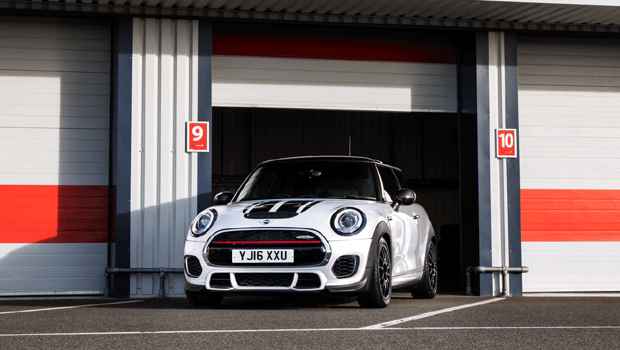 Mini cria versão de corrida do JCW para festival