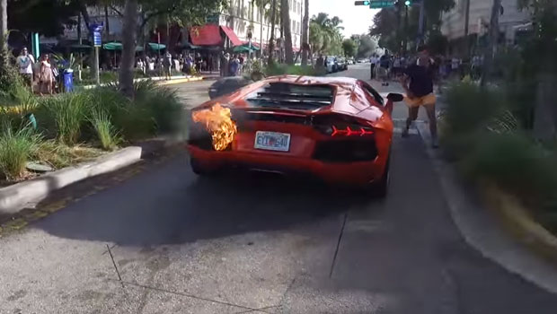 Valet põe fogo em Lamborghini nos EUA