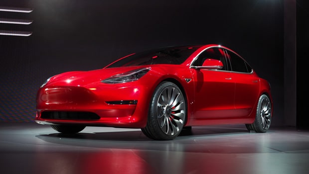 Tesla mostra Model 3 com 345 km de autonomia