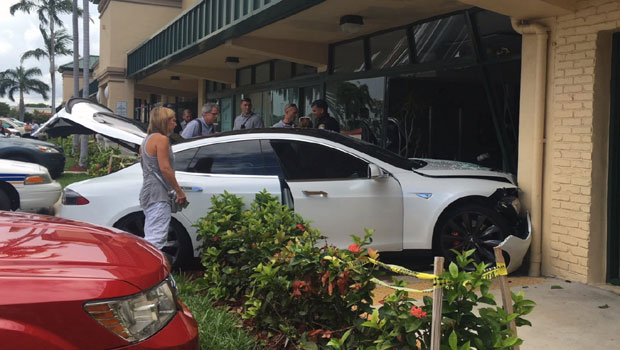 Tesla Model S bate em fachada de loja nos EUA