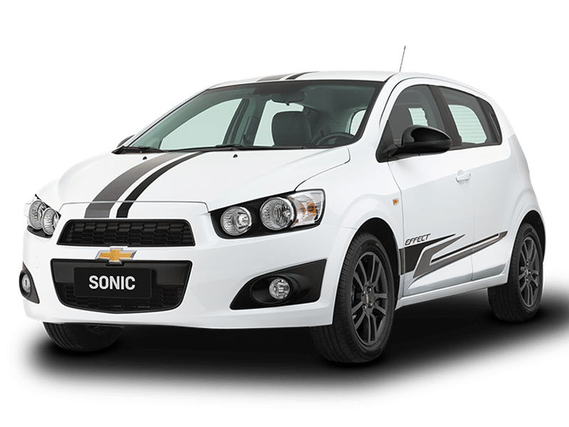 Carro isolado em fundo branco chevrolet sonic subcompacto carro branco  carro branco clea branco preto