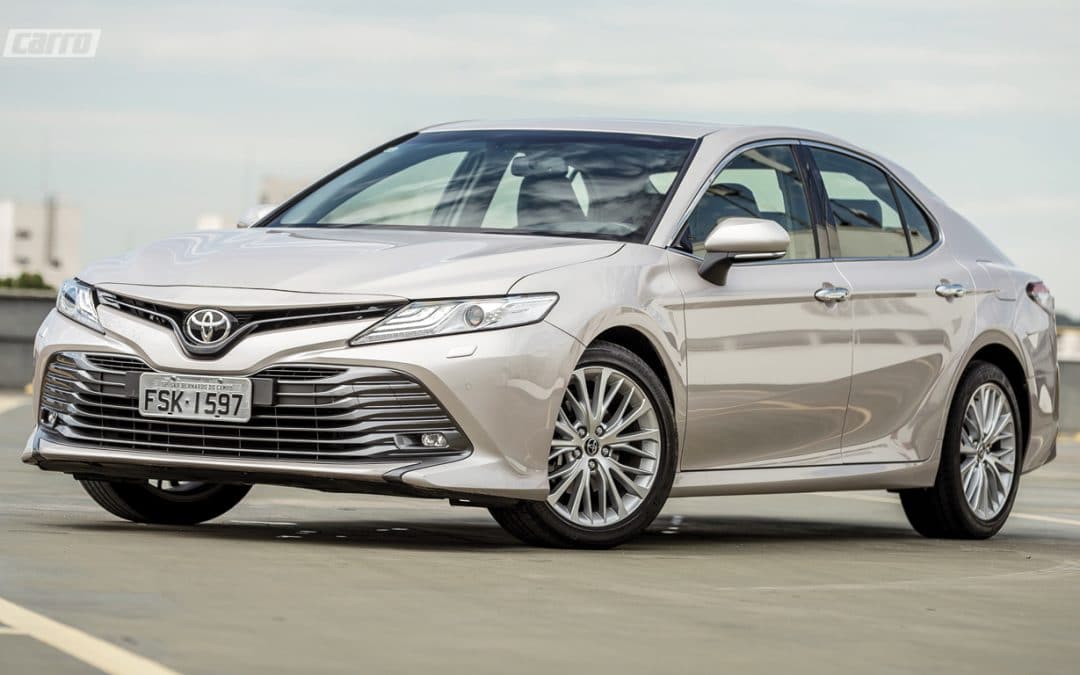 Camry segue o Prius e sai de linha à espera de opção híbrida