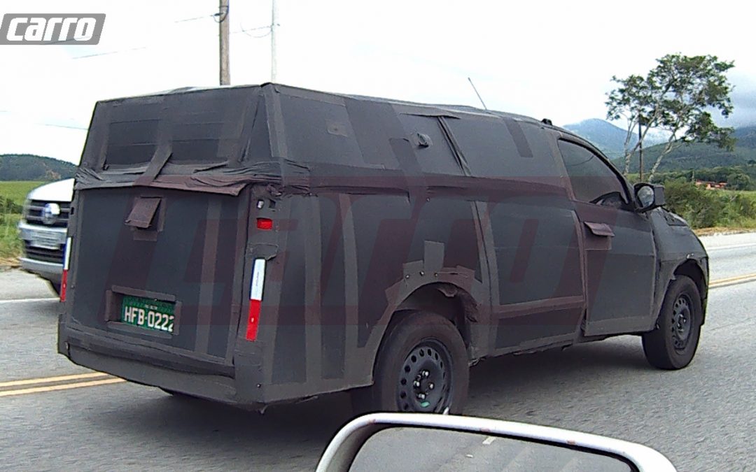 FLAGRA: picape sucessora da Fiat Strada roda no interior de SP