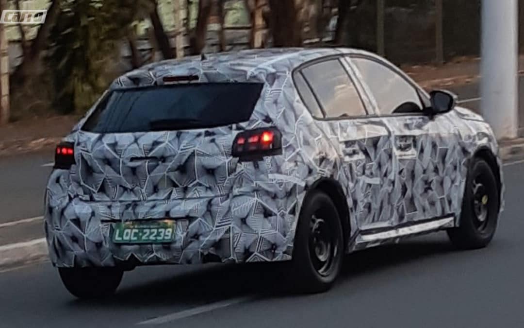 Flagra: leitor fotografa novo Peugeot 208 camuflado no interior de SP