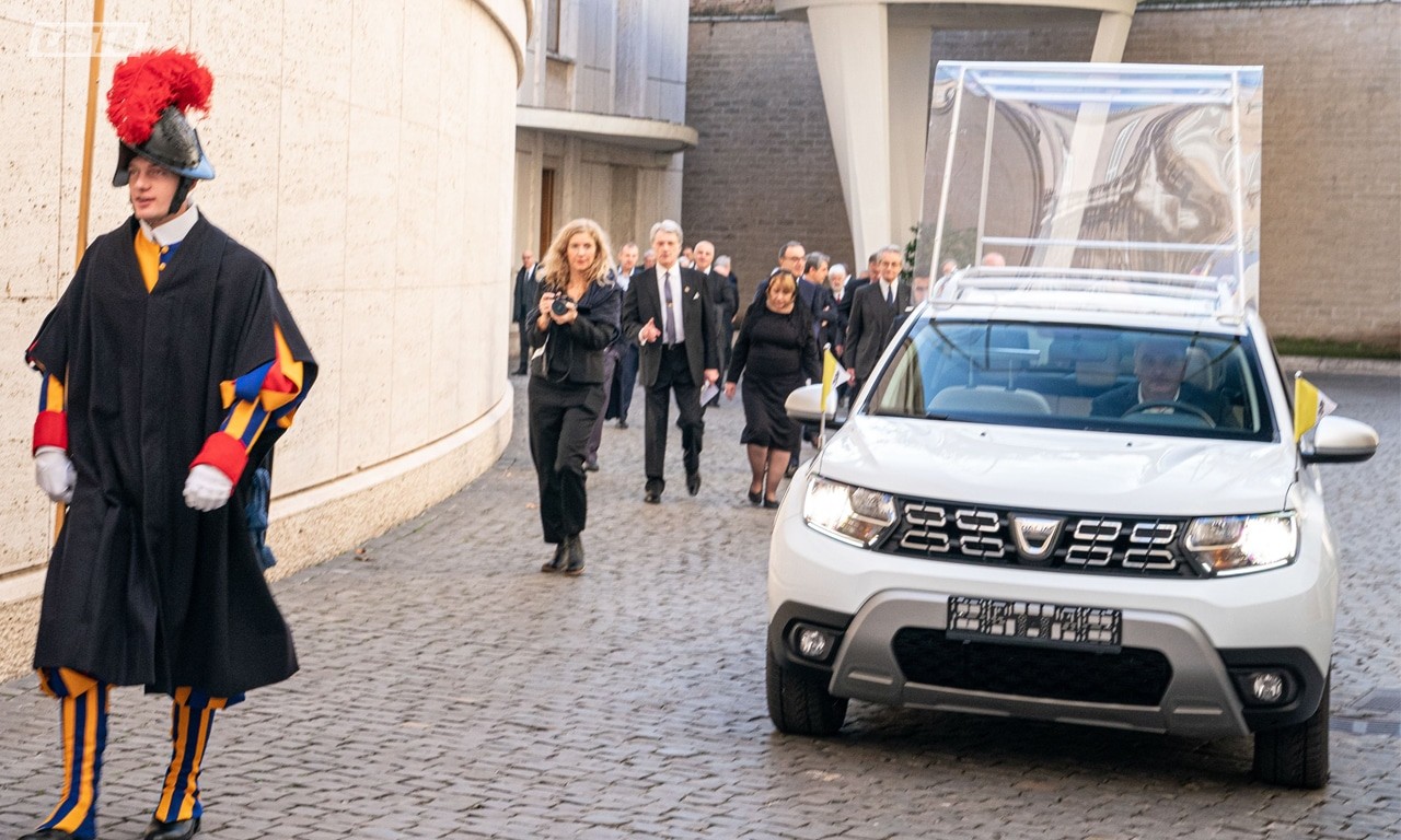 Renault Duster recebe modificações e vira Papamóvel 6