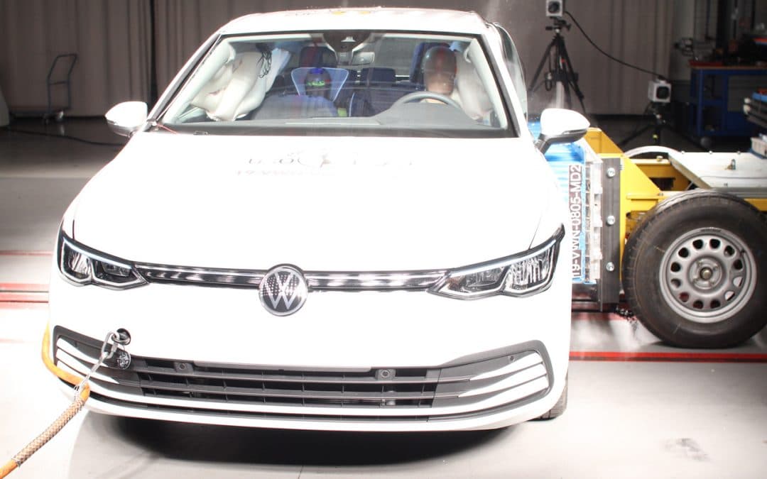 Novo VW Golf recebe cinco estrelas no Euro NCap, mas porta se abre em teste