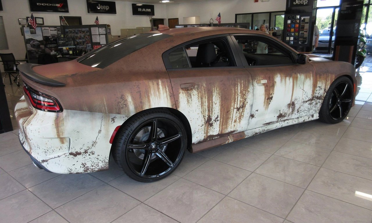 Loja dos EUA vende Dodge Charger 0km com cara de sucata - Revista Carro