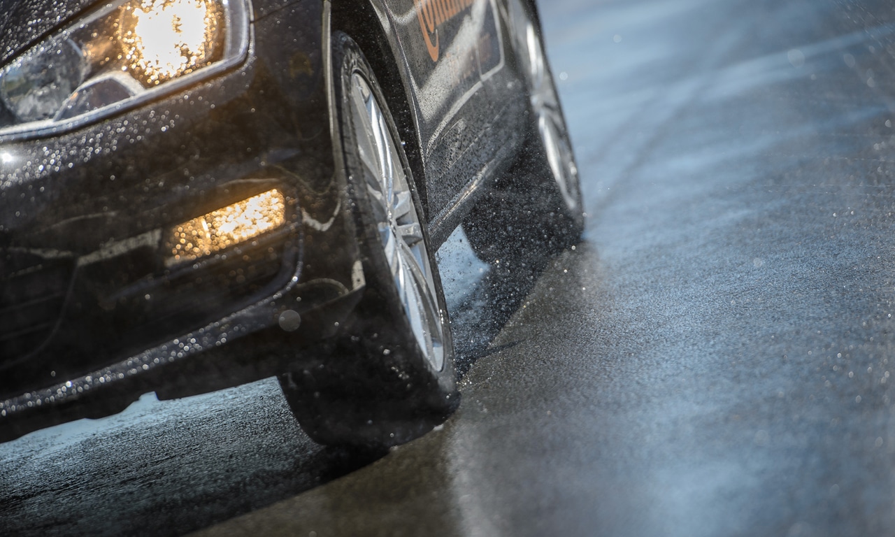 Chuva forte: é seguro ficar dentro ou fora do carro nestes casos?