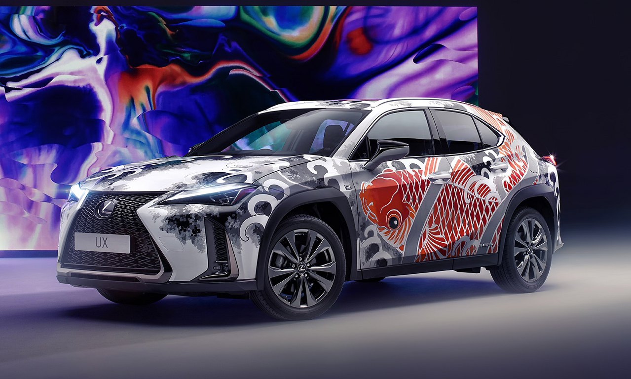 Lexus UX tatuado