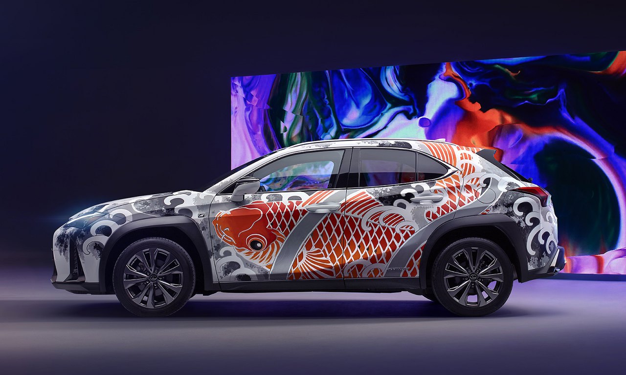 Lexus UX tatuado