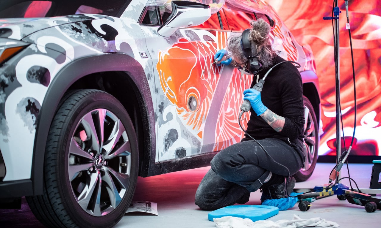 Lexus UX tatuado
