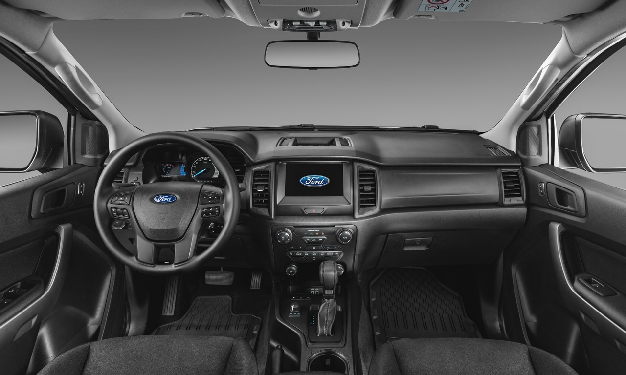 painel e volante no interior Ford Ranger Storm