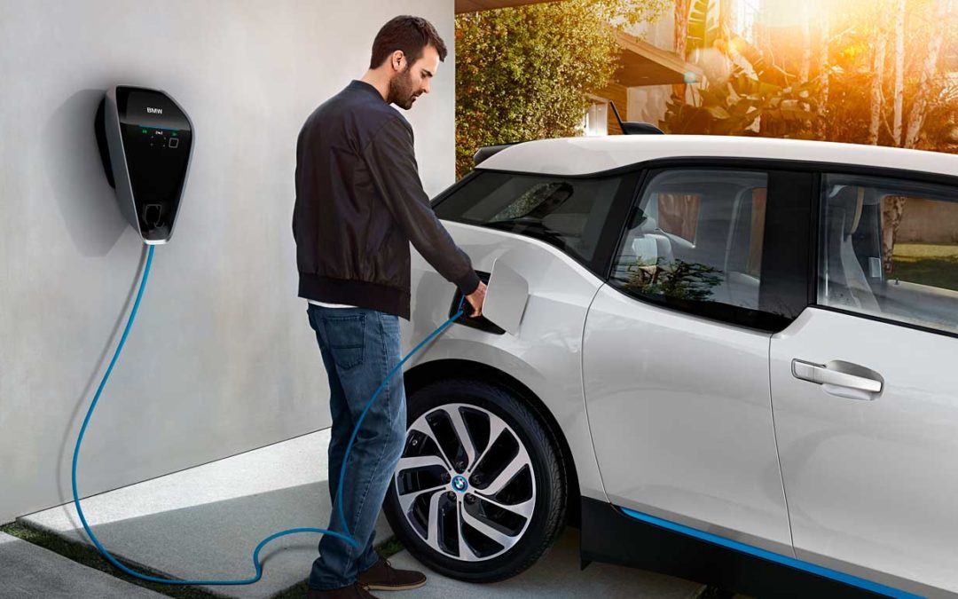 Wallbox da BMW é até 26 vezes mais rápido que tomada comum