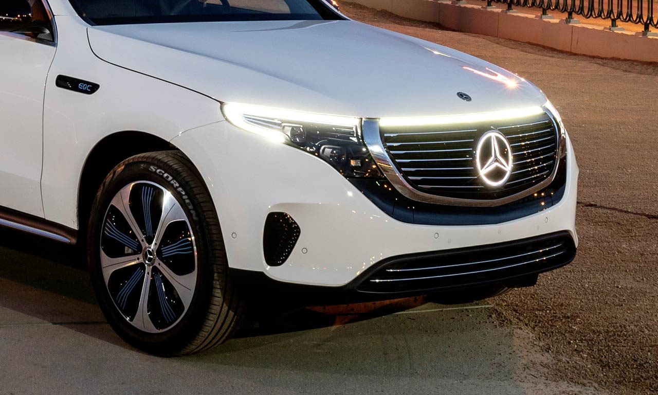 Mercedes-Benz EQC grade iluminada