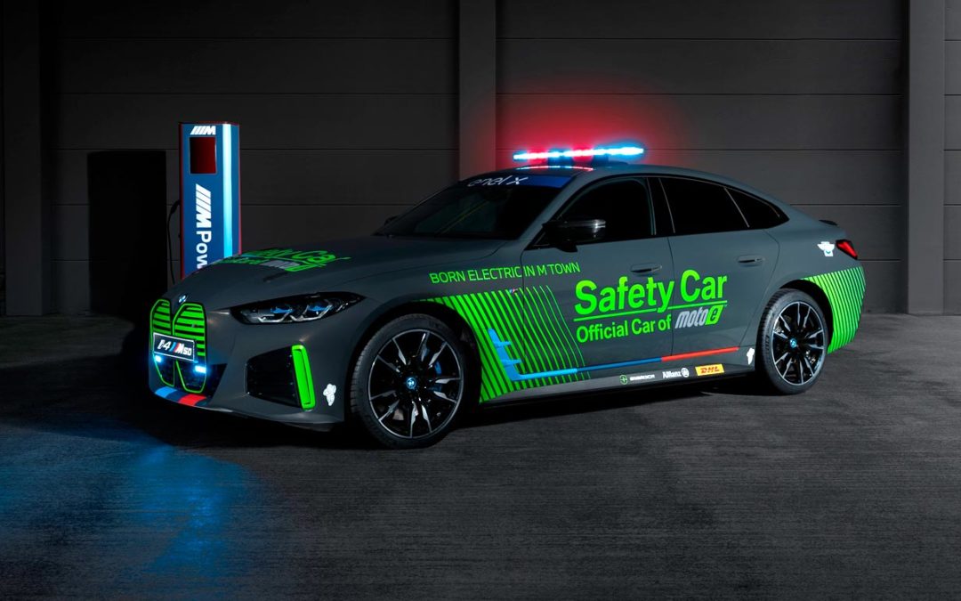 BMW i4 M50 vira safety car em competição de motos elétricas