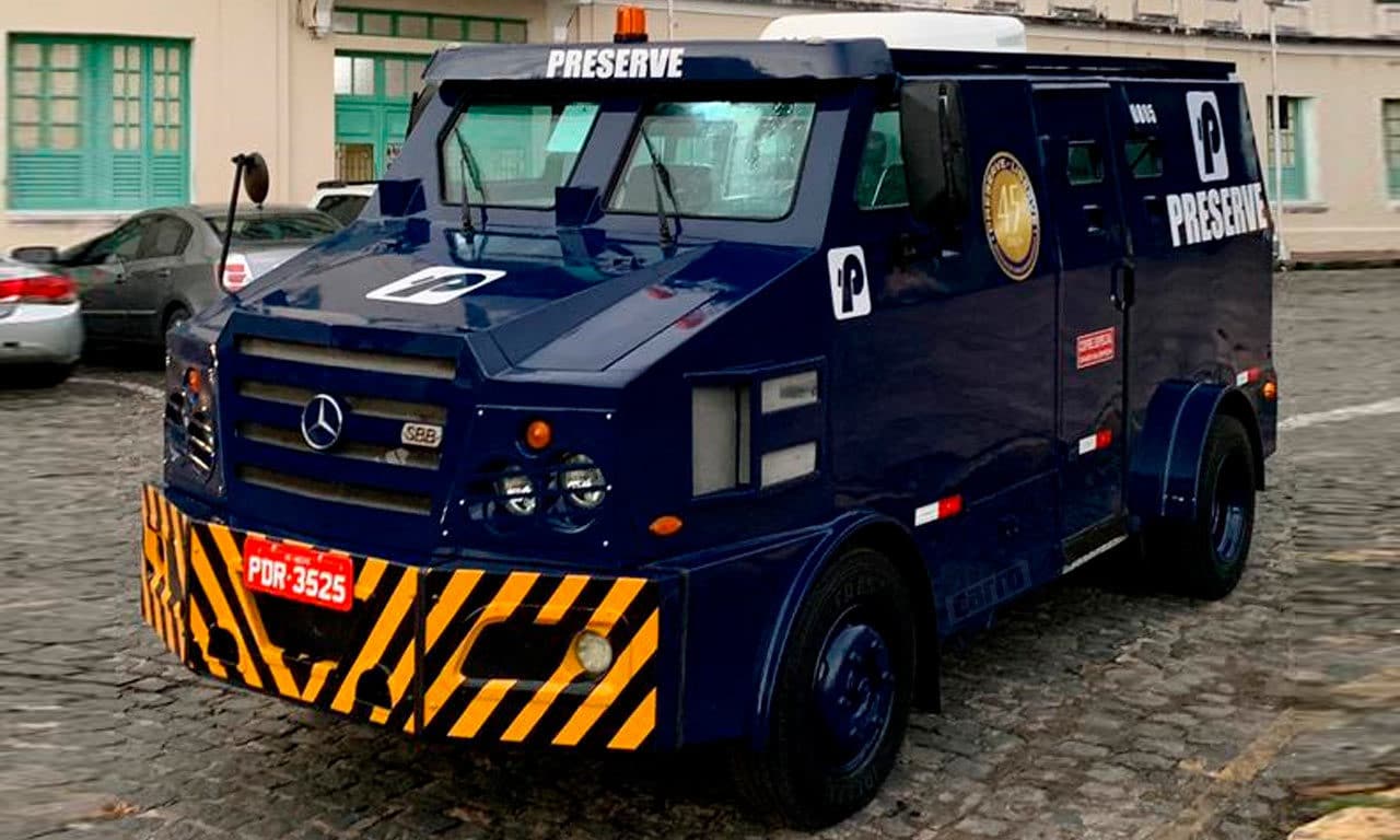 Ar condicionado a energia solar carro forte Mercedes