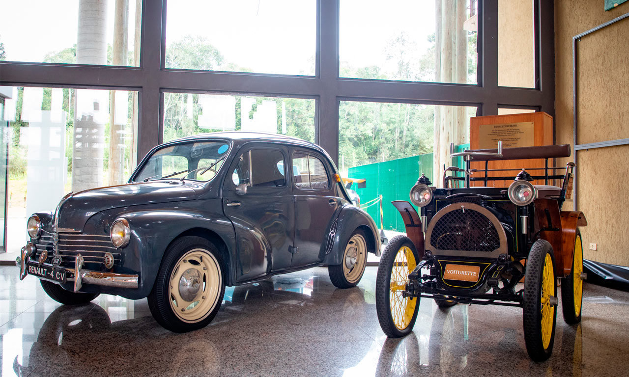 Renault 4 CV (esq.) e réplica do Renault Voiturette (1898)