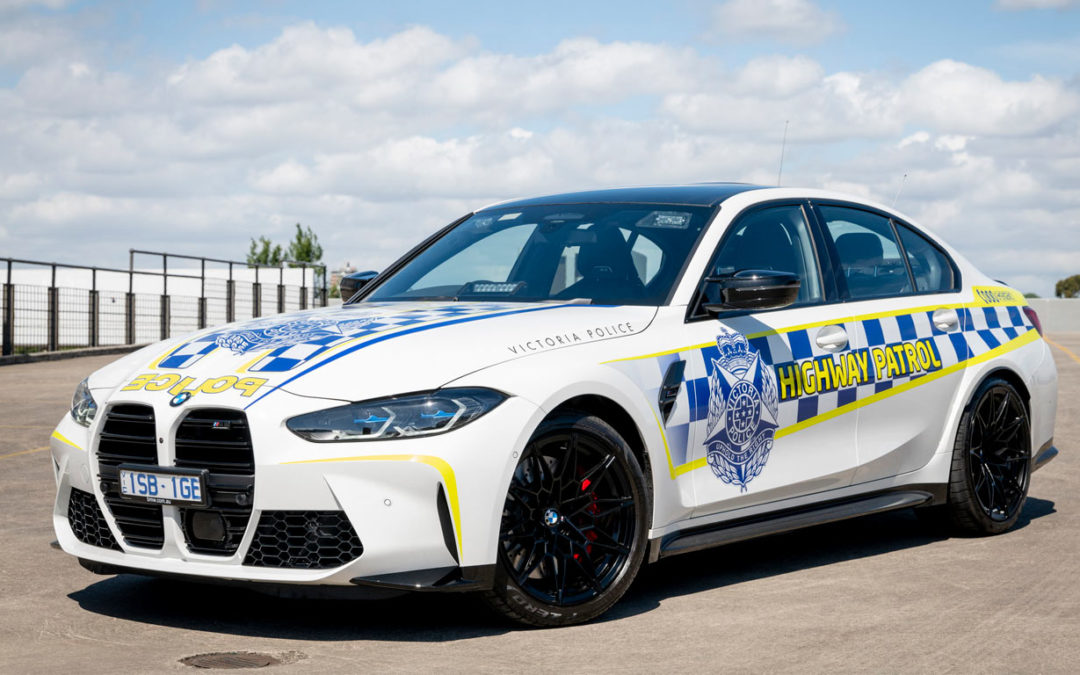 BMW M3 Competition vira carro de polícia