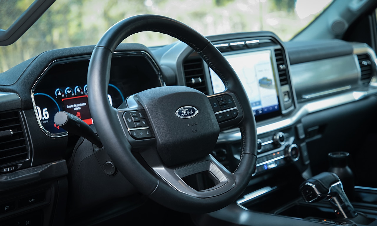 interior Ford F-150 Híbrida