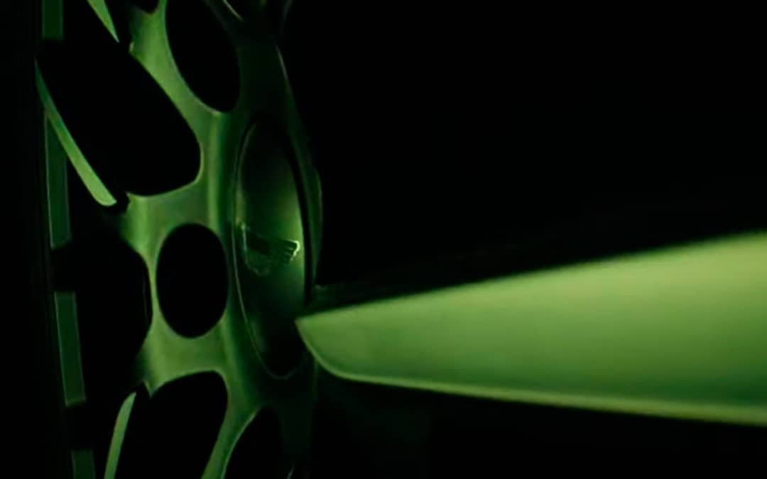 Aston Martin divulga teaser de “SUV de luxo mais poderoso”