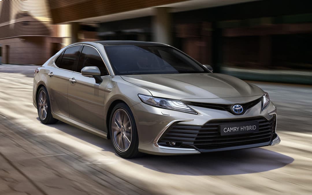 Toyota Camry retorna em versão híbrida por R$ 331.790