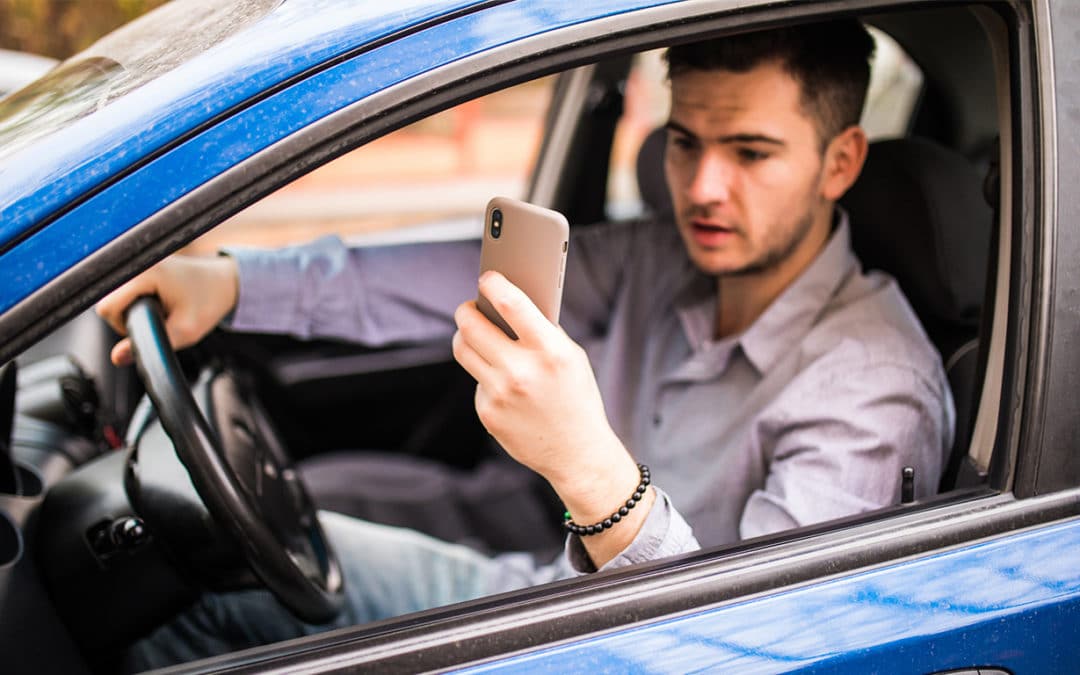 Brasil tem 30 infrações por uso do celular ao volante por hora