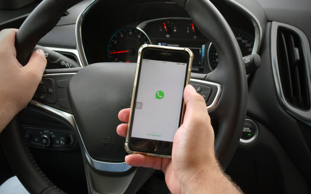 Carregar o celular no carro pode estragar o aparelho? 