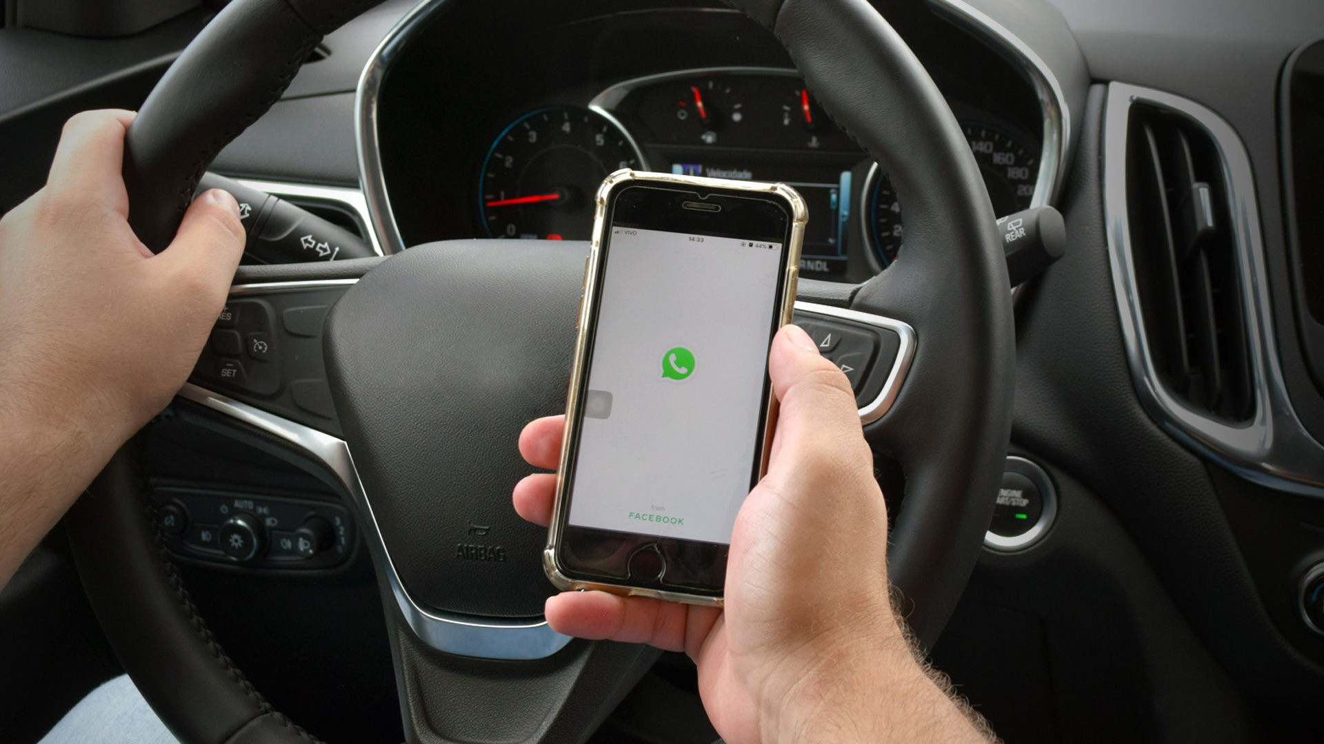 close-up e um homem usa o plugue do cabo para carregar o celular no carro,  conectando o jogo de dados do carro, música, sistema de navegação e  carregamento do celular em processo
