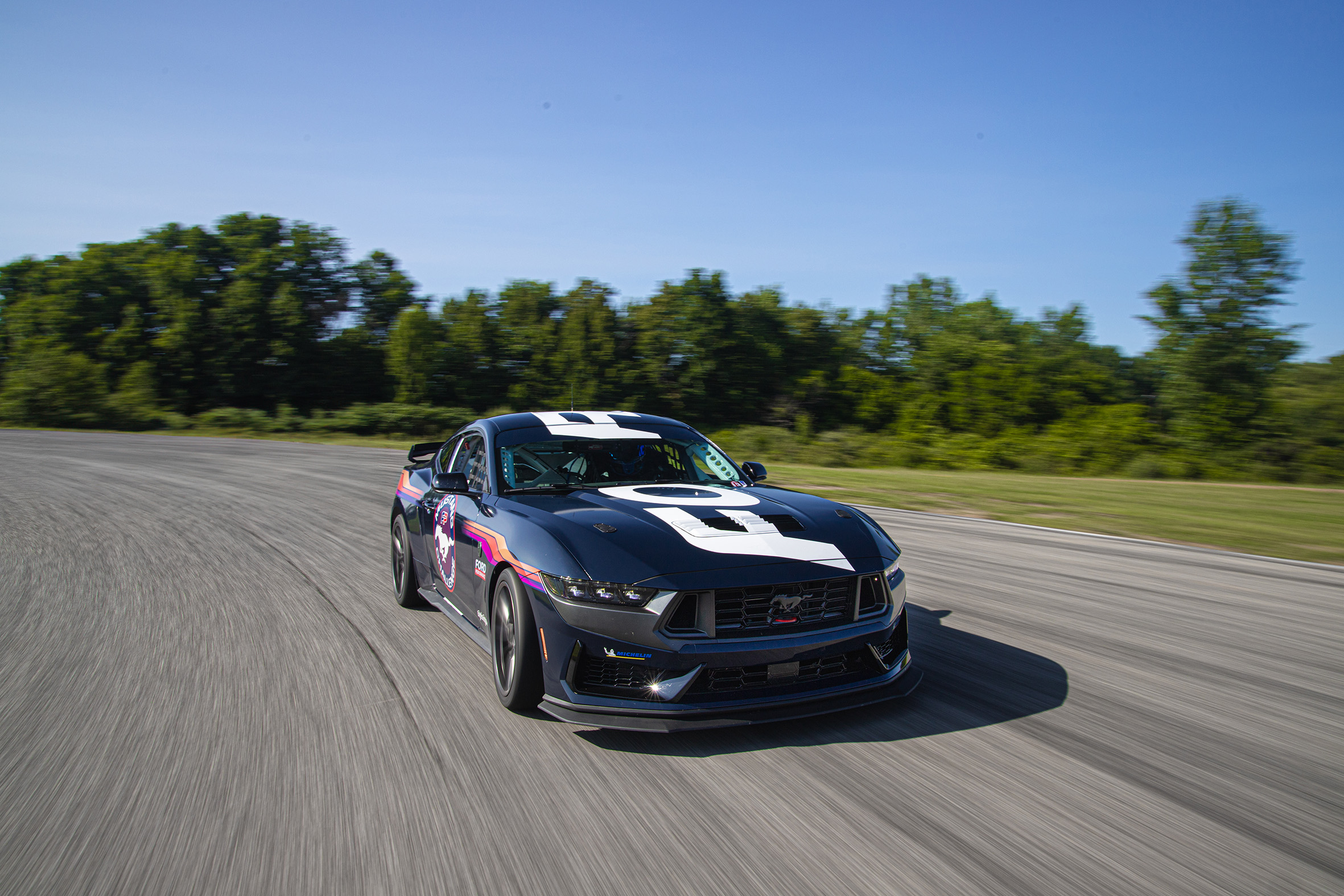 Ford apresenta Mustang Dark Horse R