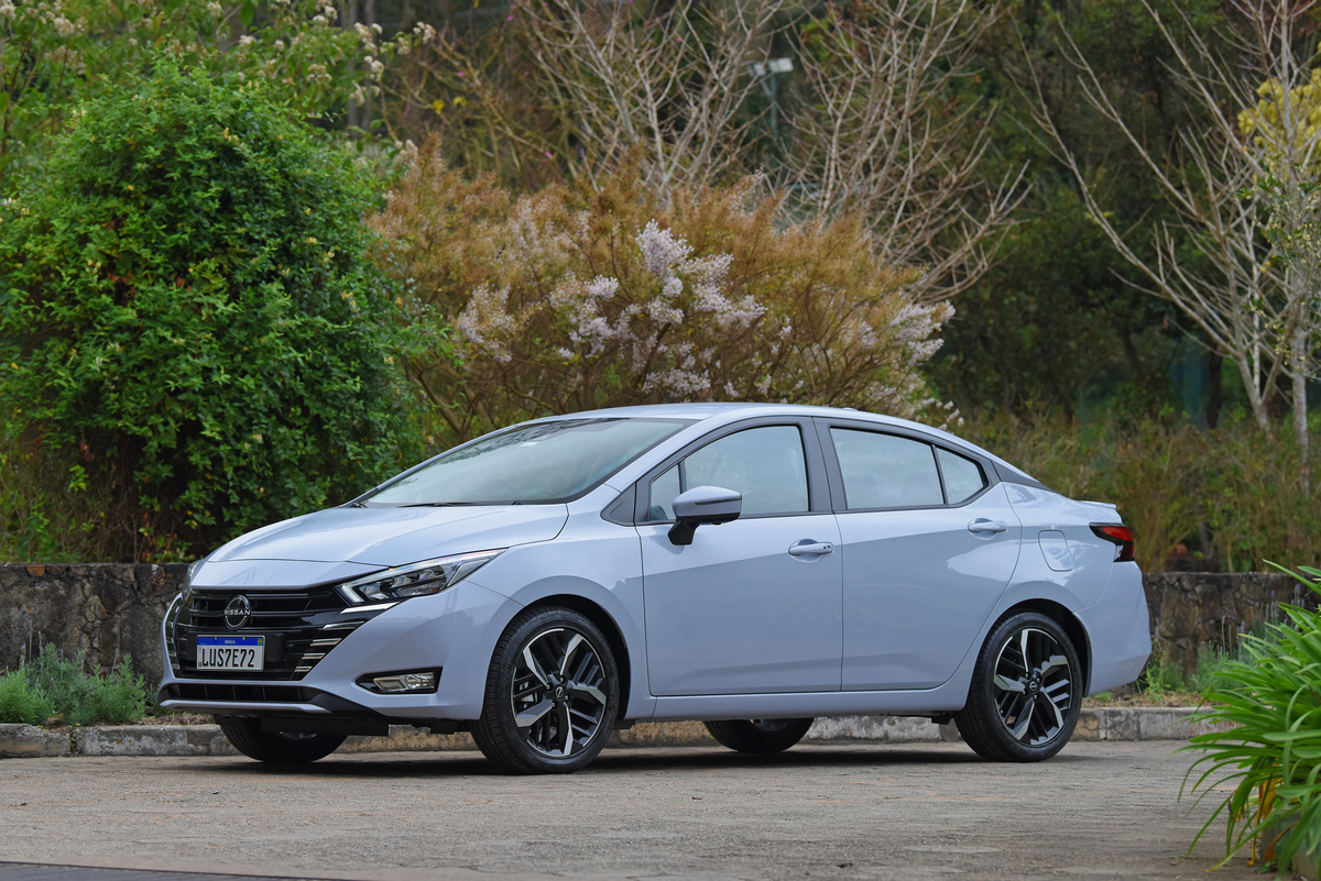 Nissan Versa chega repaginado e cumpre o que promete