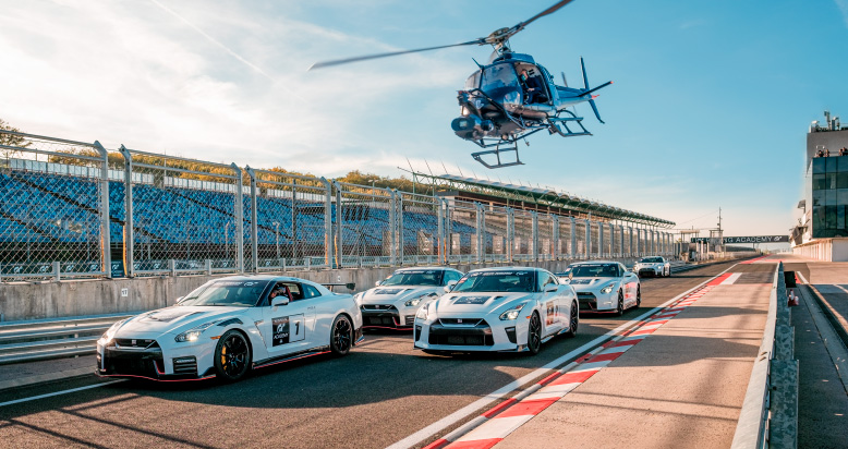 Gran Turismo: foto do filme mostra atores e traje de corrida