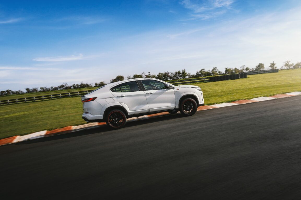 Fastback Abarth chega por R$ 159,9 mil e motor de 185 cv; veja avaliação na pista