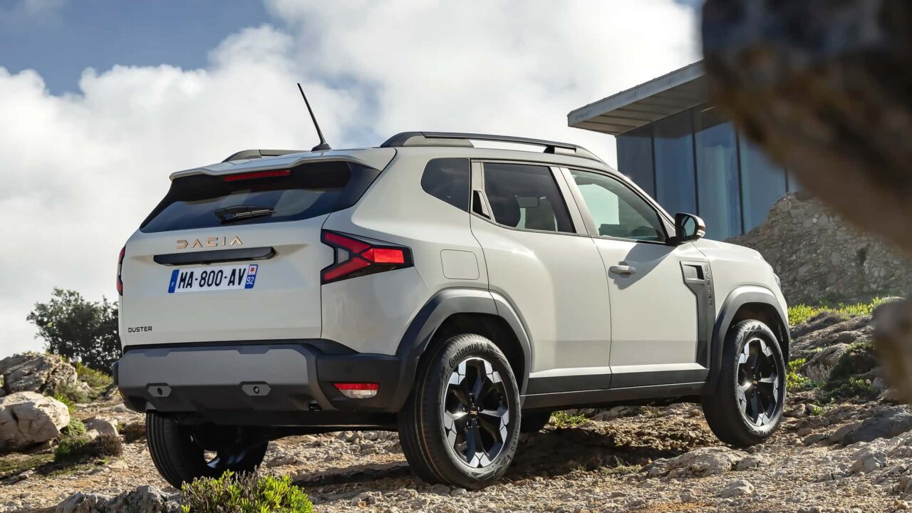 Novo Duster é revelado com motorização híbrida: conheça