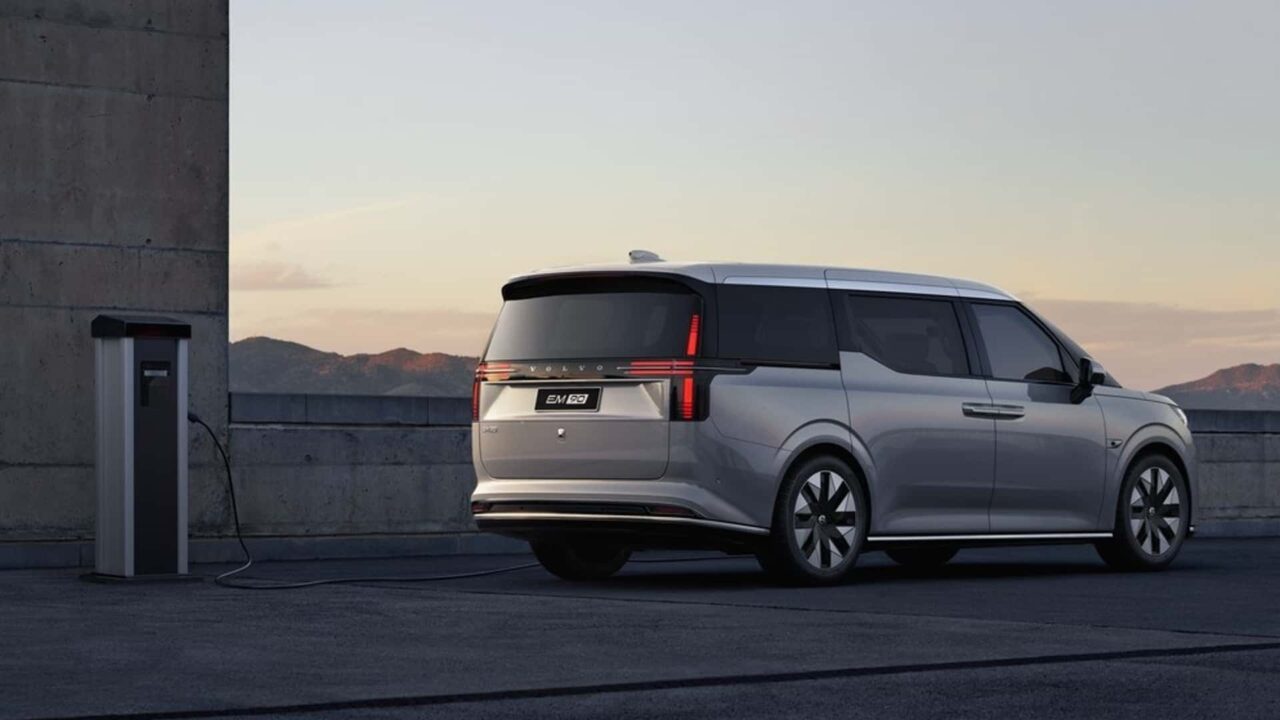 Volvo divulga imagens de minivan elétrica com 272 cv; veja detalhes
