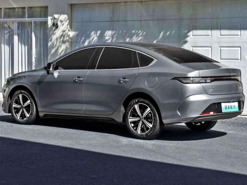 BYD anuncia sedã híbrido para brigar com Toyota Corolla 