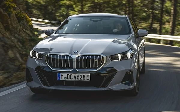 Novos BMW Série 5 híbrido e elétricos chegam ao Brasil em março