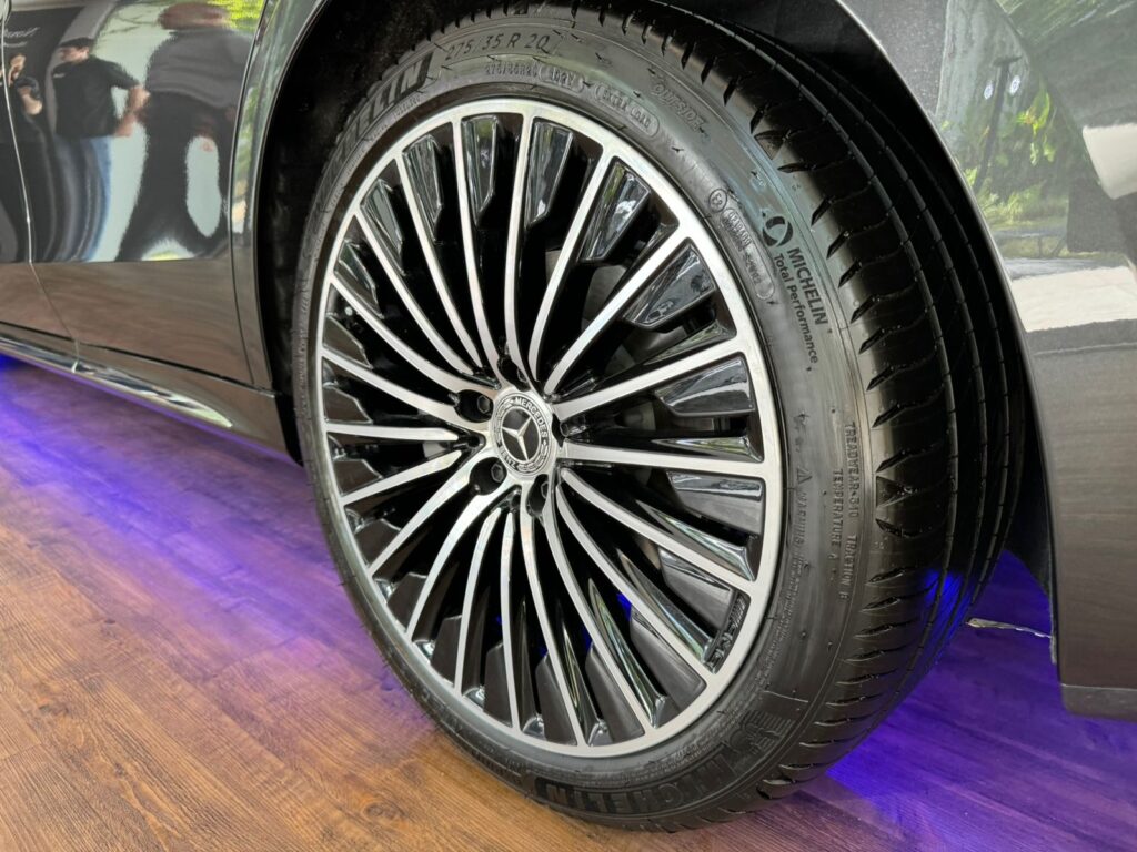 Novo Mercedes Classe E estreia com motor híbrido sem perder a elegância   