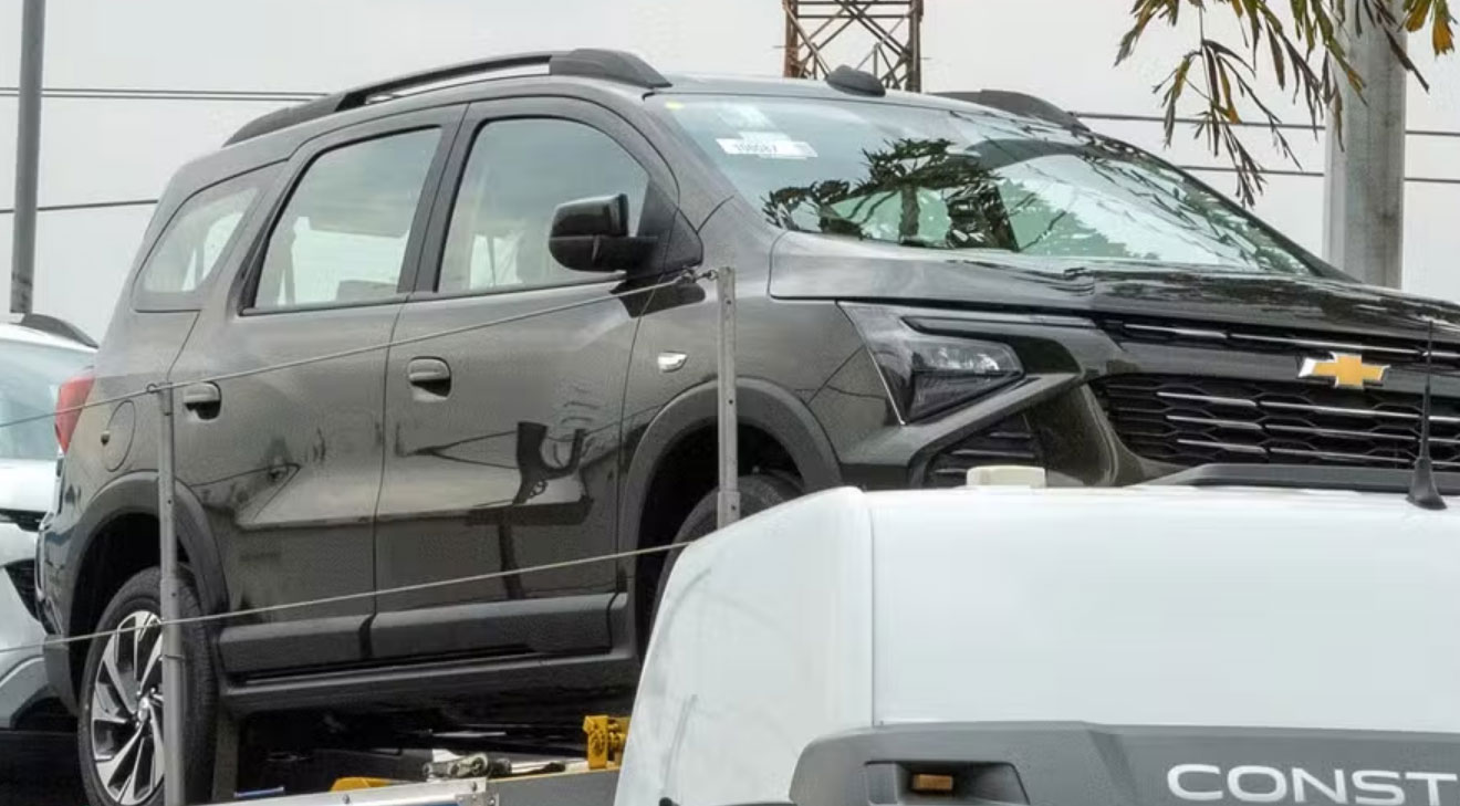 Chevrolet Spin 2025 é flagrada em cegonha antes do lançamento