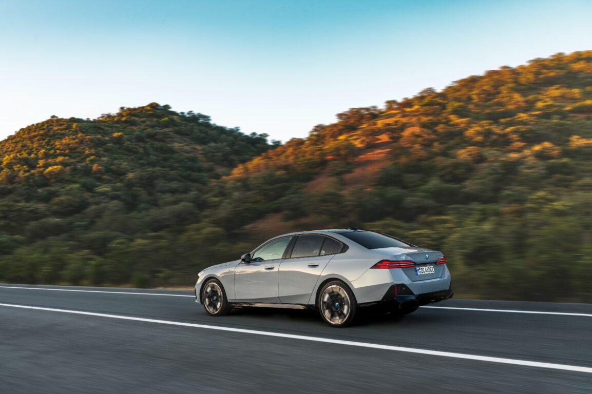 Lançamento do BMW i5 elétrico: rodamos 360km a bordo da novidade