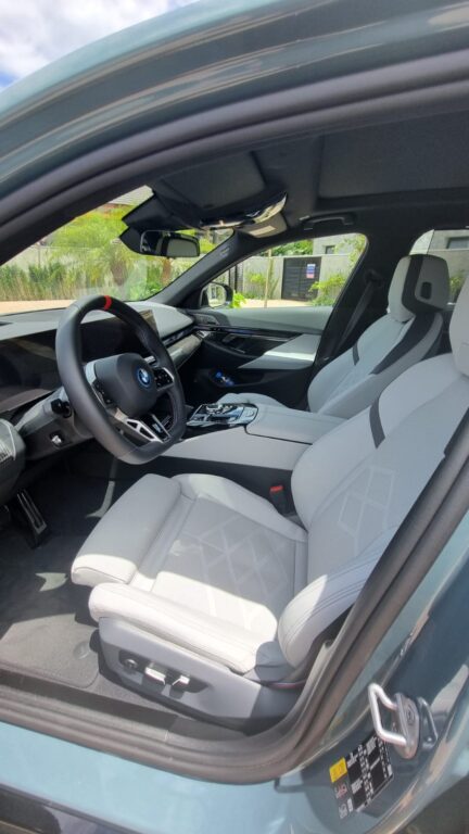 Lançamento do BMW i5 elétrico: rodamos 360km a bordo da novidade