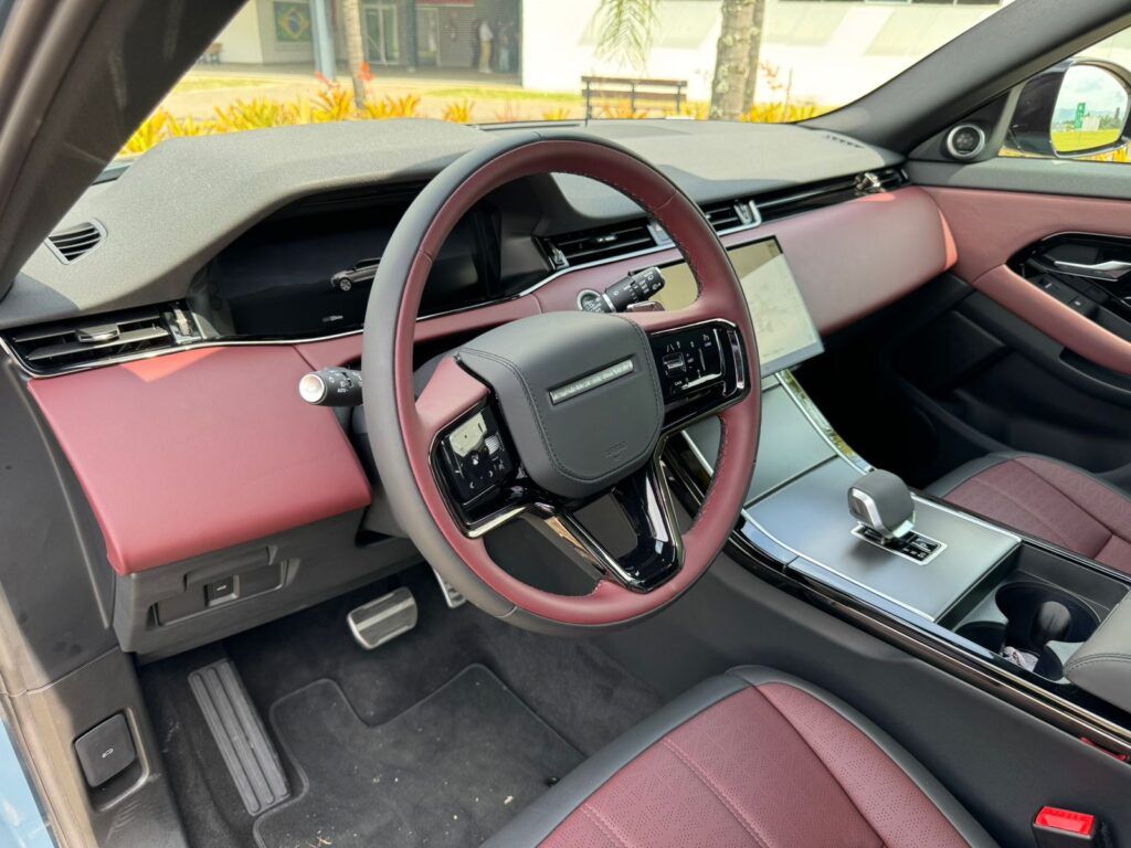 Interior do Evoque com novo painel, multimídia e console minimalista - Foto: Marcos Camargo/Revista Carro